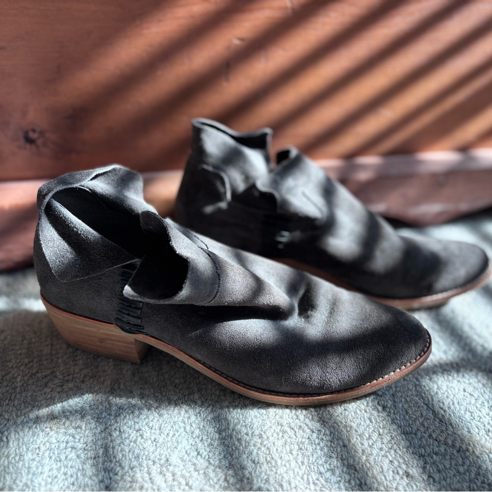 DOLCE VITA Charcoal Suede Chukka Boots